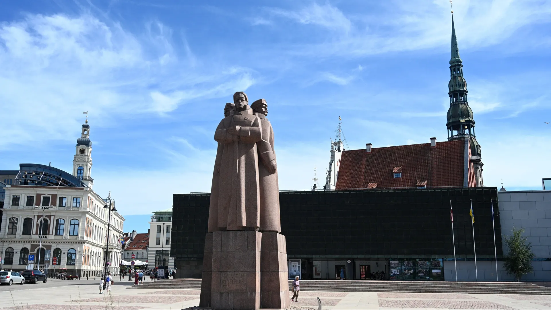 Памятник латышским стрелкам давно стал одним из символов Риги. Его пока не трогают. Фото: Bumble Dee/Shutterstock/Fotodom