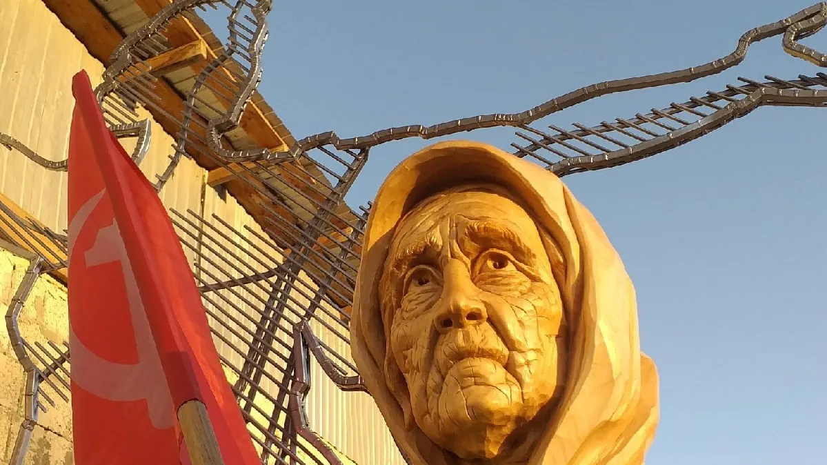 Скульптуру знаменитой бабушки из Донбасса со Знаменем Победы установили в Воронеже
