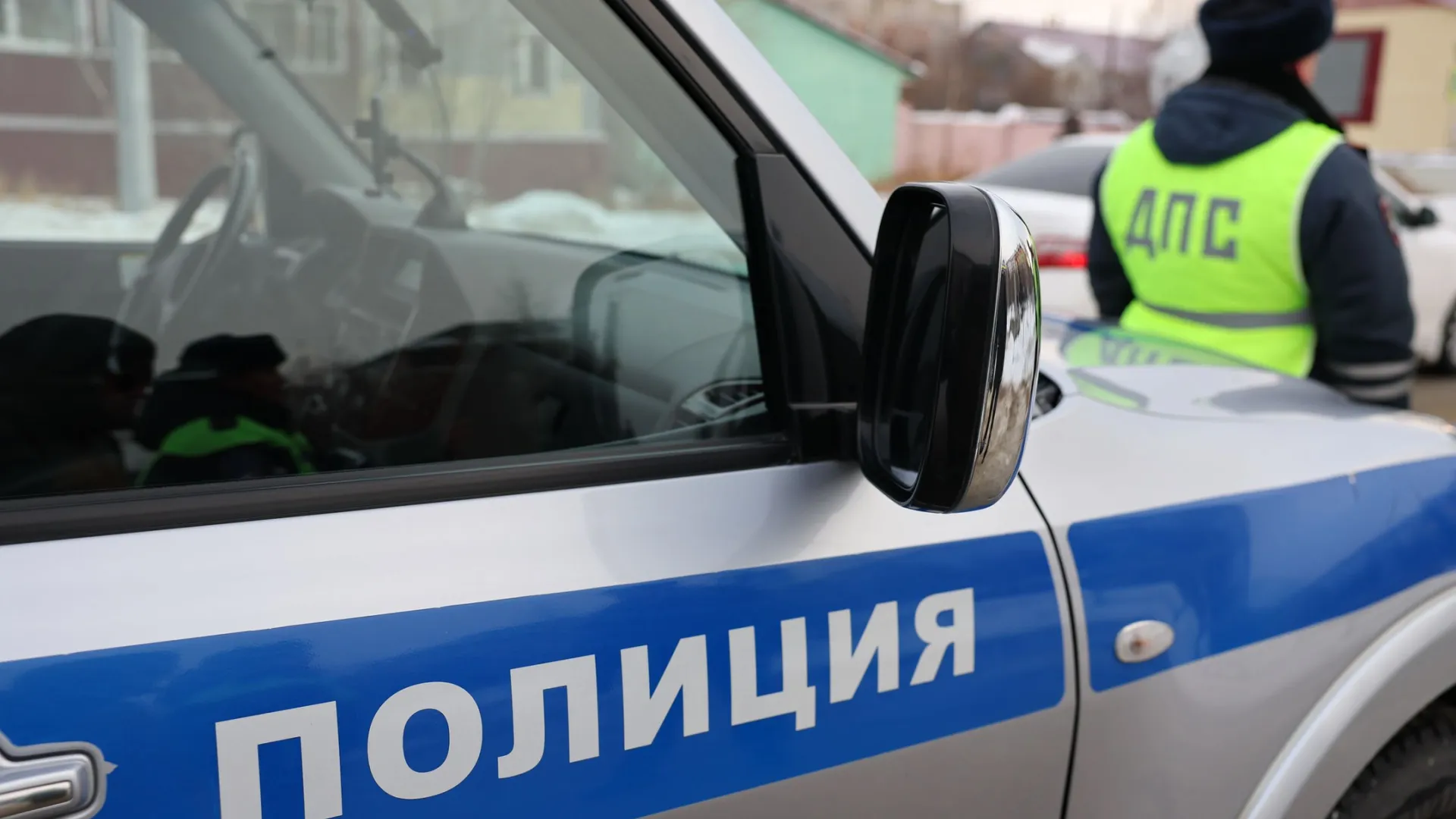 В Новом Уренгое девушка каталась по городу с двумя друзьями на крыше авто |  Ямал-Медиа