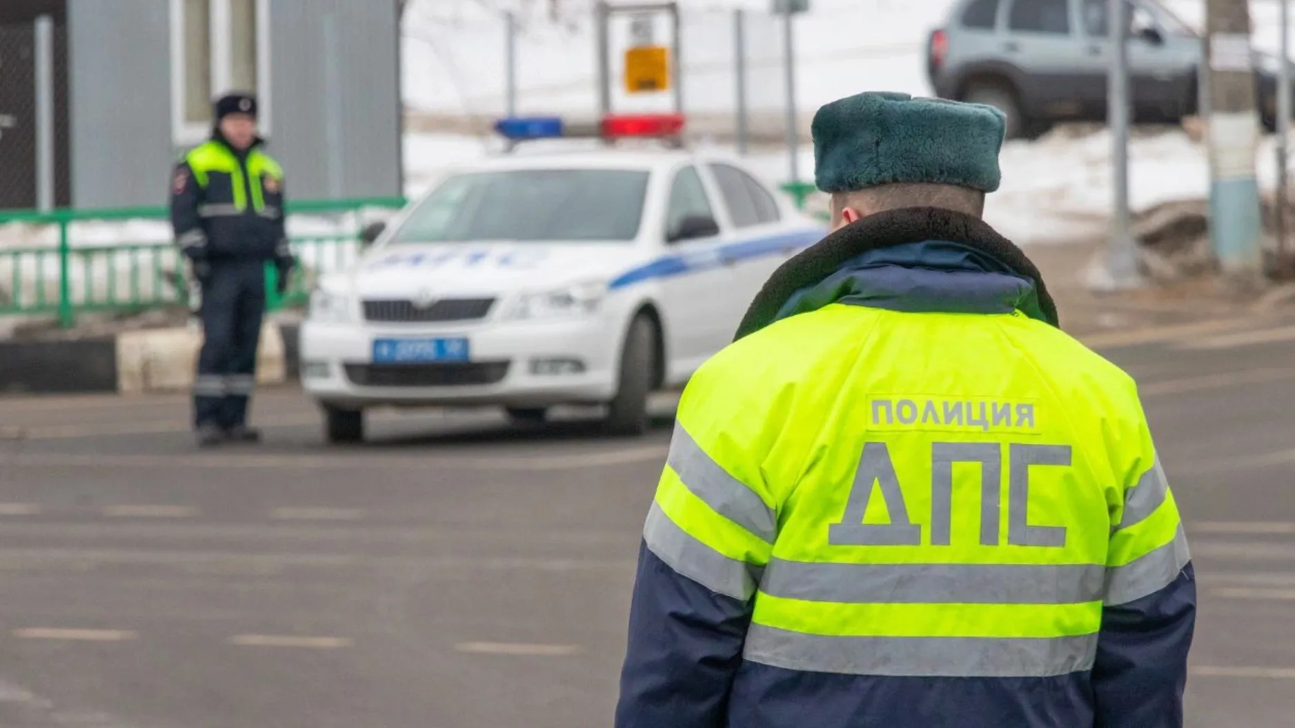 На трассе под Ноябрьском сбили сотрудника ДПС | Ямал-Медиа