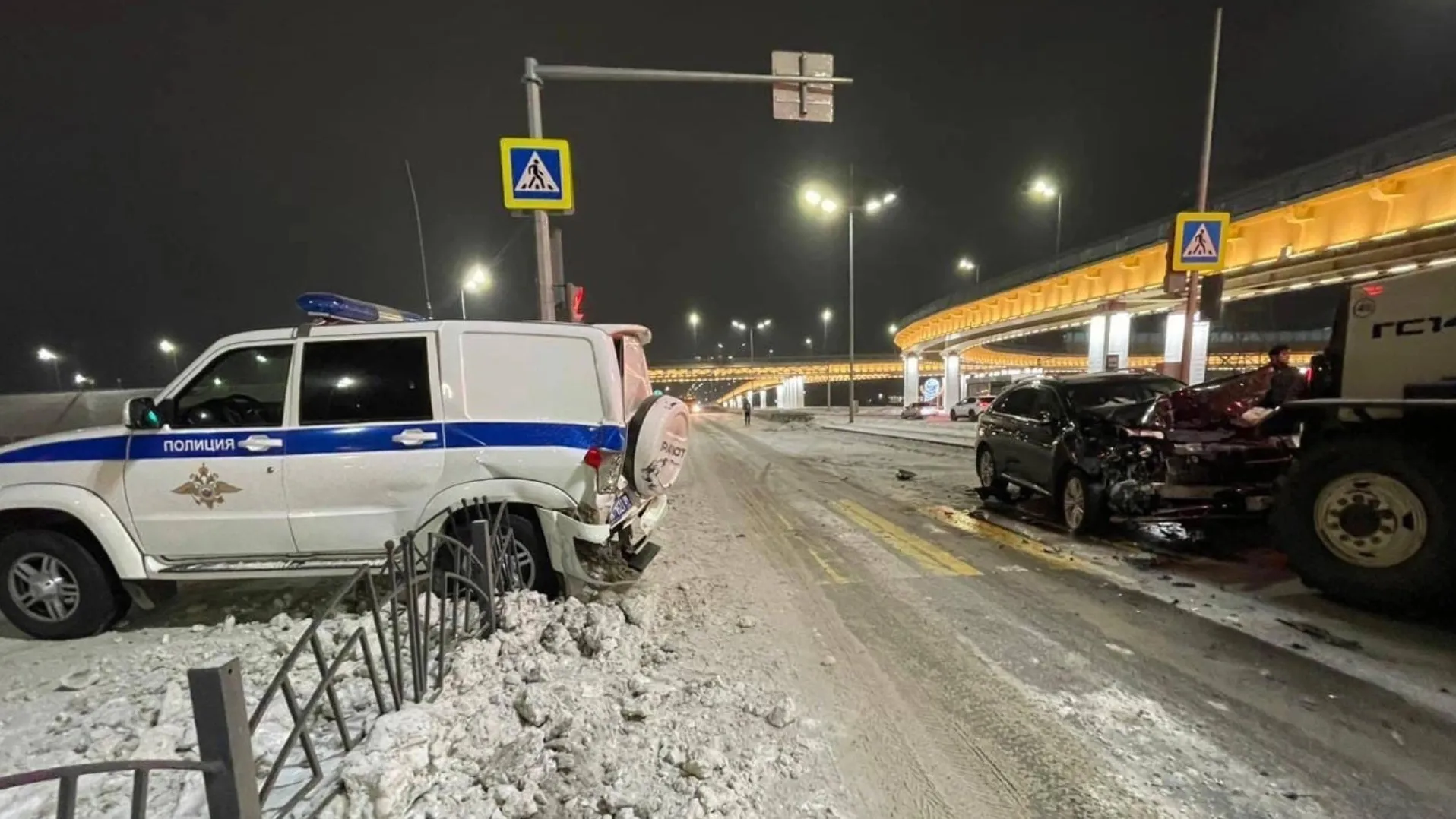 В Новом Уренгое Lexus врезался в машину ППС | Ямал-Медиа