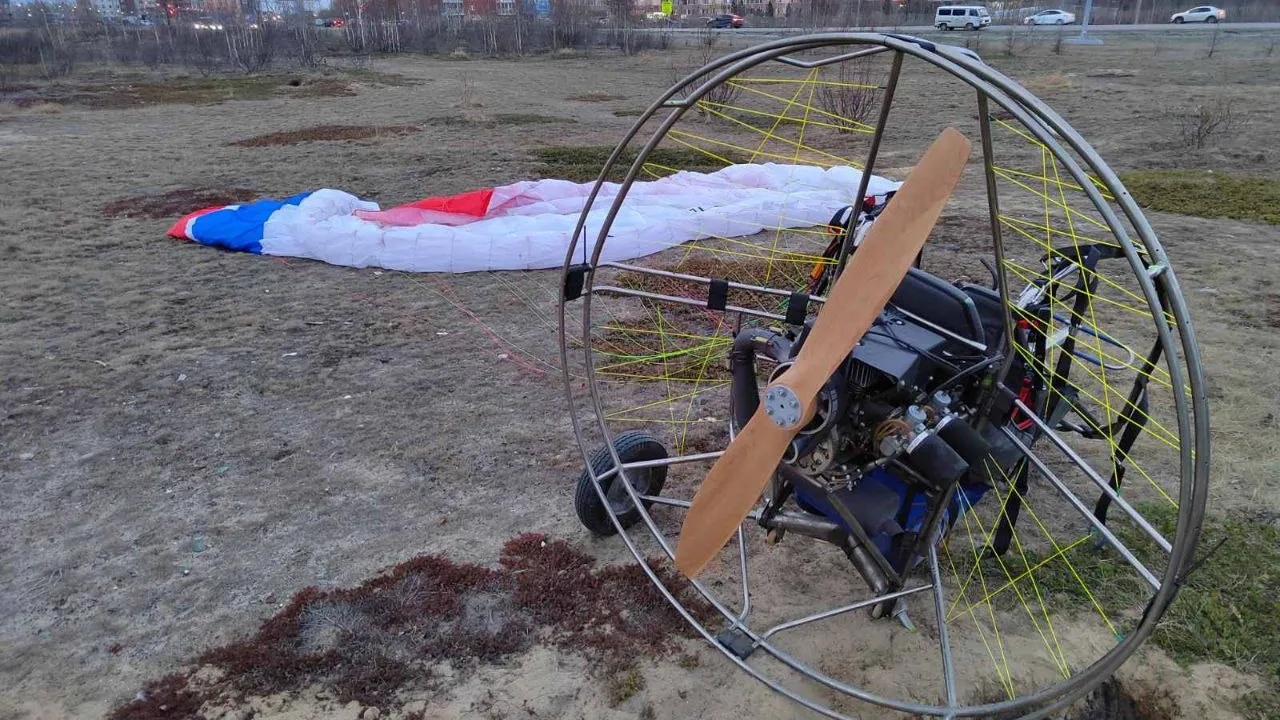 Парапланерист упал в северной части Нового Уренгоя. Фото: «Ямал-Медиа»