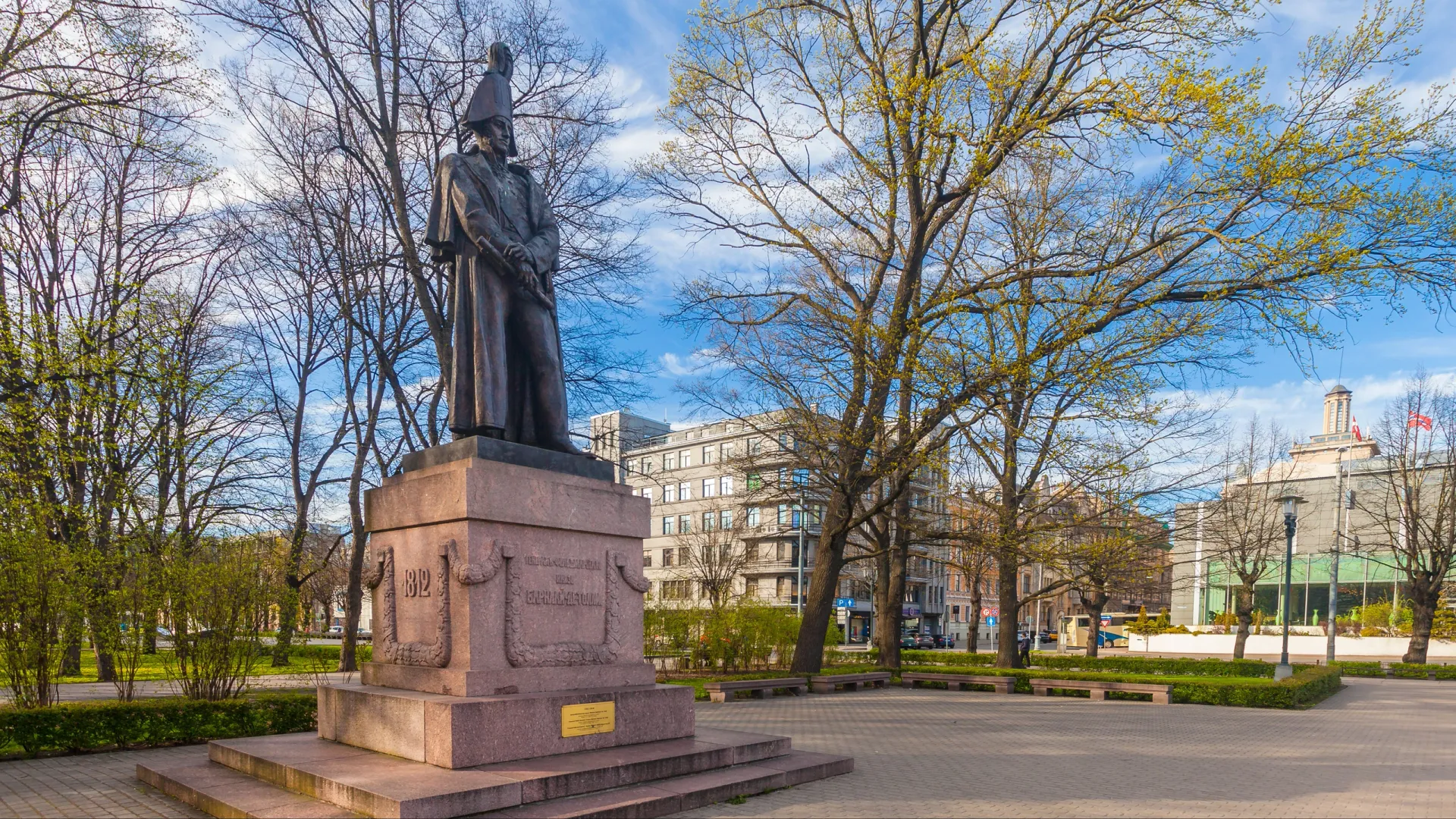 Памятник Барклаю де Толли установлен в парке Эспланада в центре Риги. Фото: Zakhar Mar/Shutterstock/Fotodom