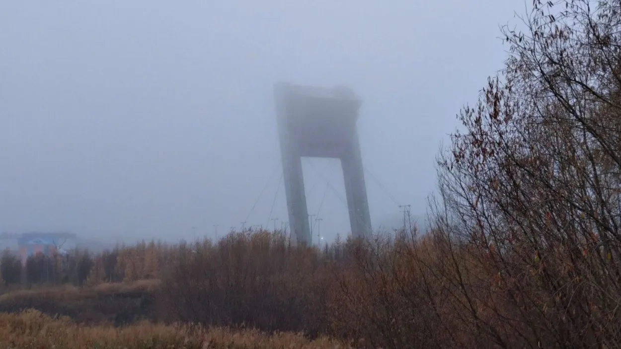Верхушка «Факела» утонула в тумане. Октябрь 2022. Фото: Владимир Ганчерко/«Ямал-Медиа»