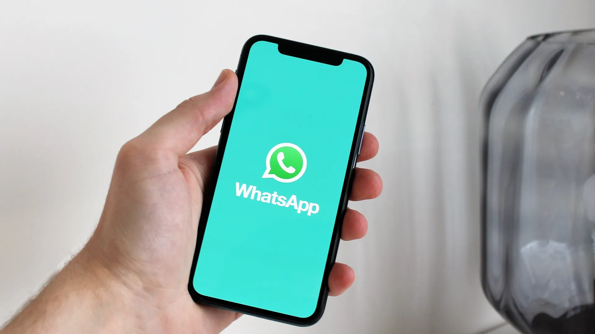 СМИ: WhatsApp может передавать информацию в ФБР каждые 15 минут | Ямал-Медиа