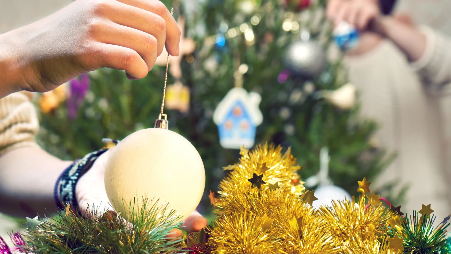 Волшебство Новогоднего настроения: Тайны украшения ёлки в преддверии праздника 2024