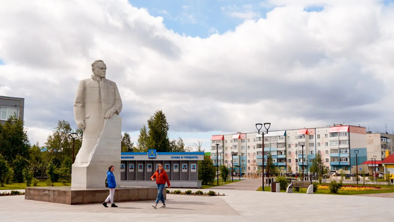 Памятник Муравленко на центральной площади города. Фото: Юлия Чудинова /«Ямал-Медиа»