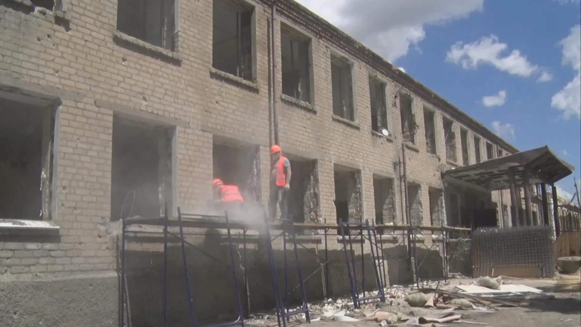 Ямальские строители восстанавливают школу в Волновахе. Фото: скриншот видео пресс-службы губернатора ЯНАО