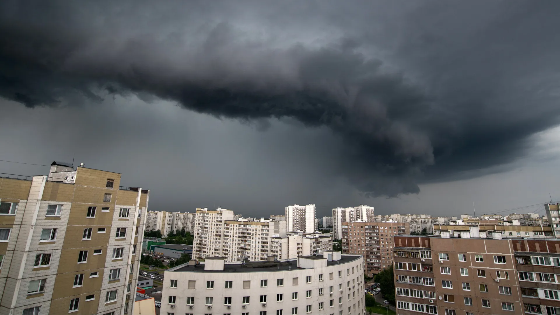 Небо над Москвой заволокло тучами. Фото: BestPhotoPlus/Shutterstock/Fotodom