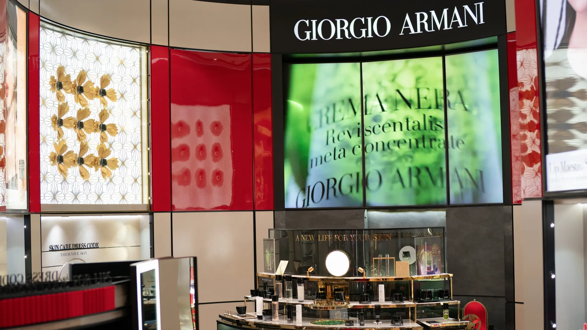 Косметика Giorgio Armani на витрине центрального универмага в Бангкоке. Фото: Sorbis/Shutterstock/Fotodom