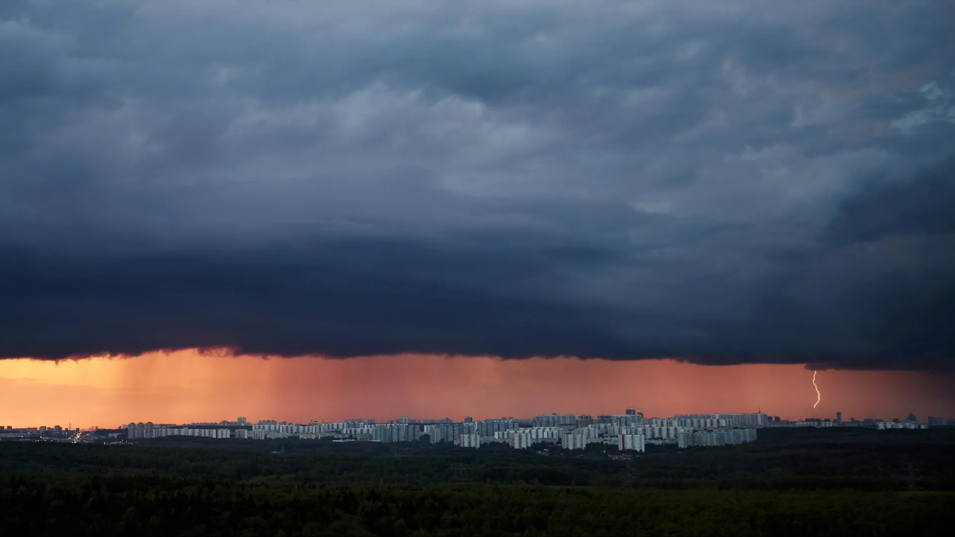 Буря на окраине Москвы. Фото: Zhuravlev Andrey/Shutterstock/Fotodom