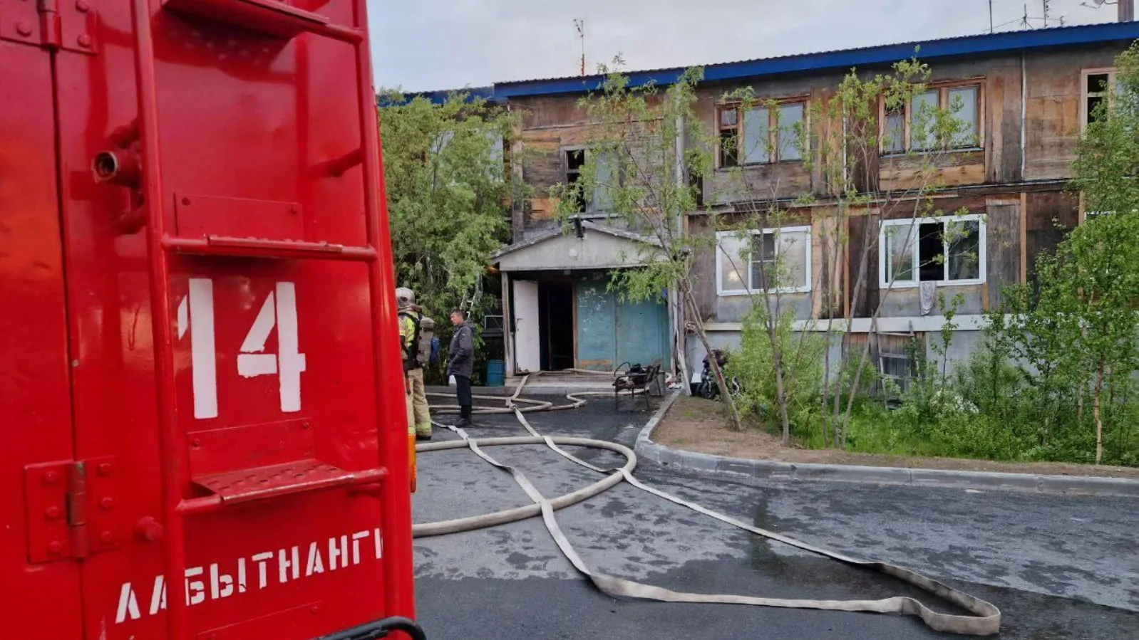 В Лабытнанги из вспыхнувшего ночью дома спасли одного человека | Ямал-Медиа