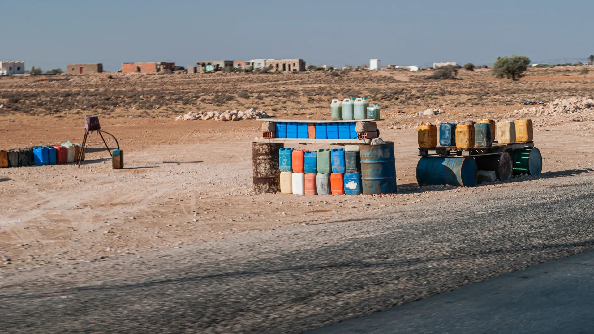 Импровизированная газовая станция в Сахаре. Фото: Luca DAddezio/Shutterstock/Fotodom