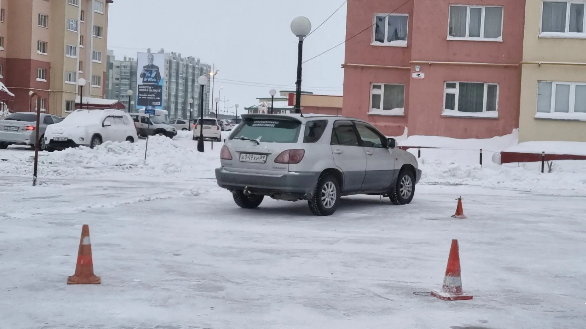 В Новом Уренгое автомобилисты бронируют места на парковке с помощью  дорожных конусов | Ямал-Медиа