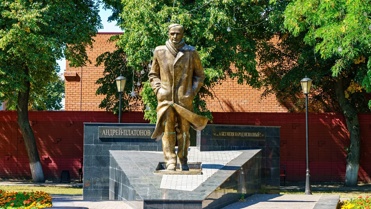 Памятник Андрею Платонову в Воронеже, родном городе писателя. Фото: Maykova Galina/Shutterstock/Fotodom