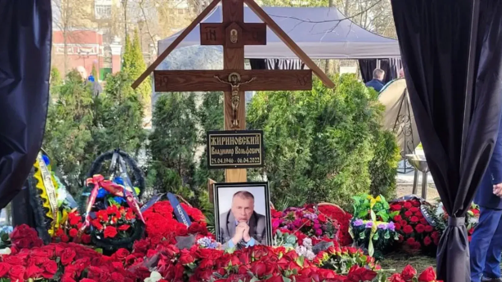 могила хворостовского на новодевичьем кладбище сегодня фото