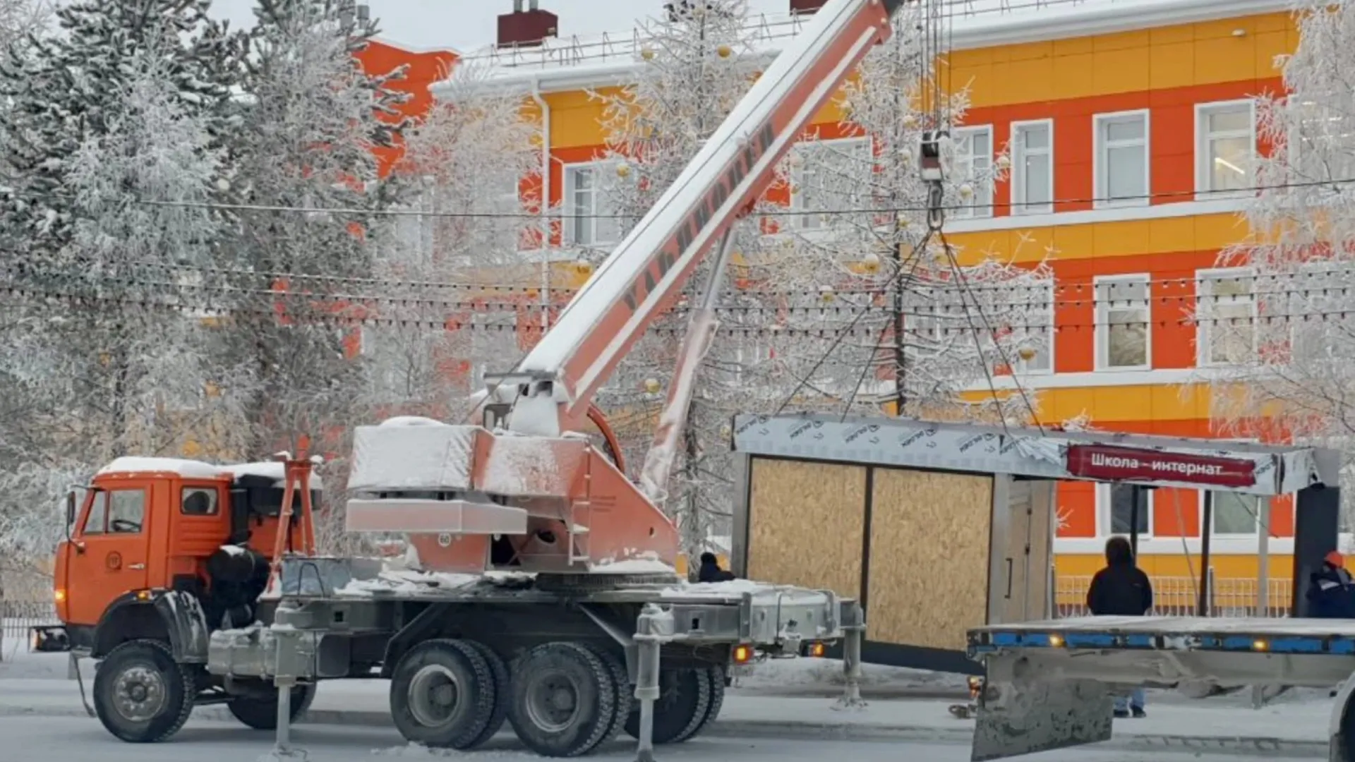 В Тарко-Сале появились теплые остановки с видеонаблюдением | Ямал-Медиа