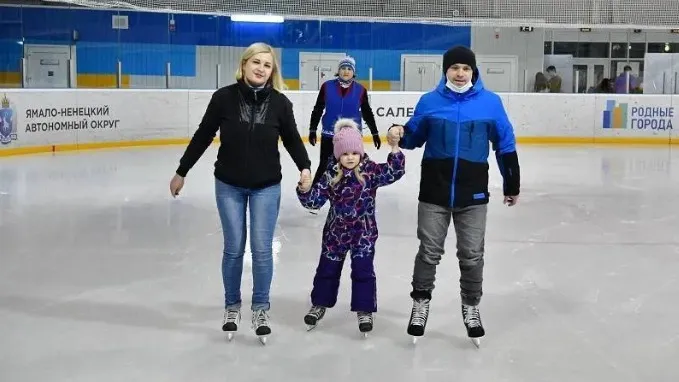 На каток в Ледовый дворец салехардцы приходят семьями. Фото: Андрей Ткачев / «Ямал-Медиа»