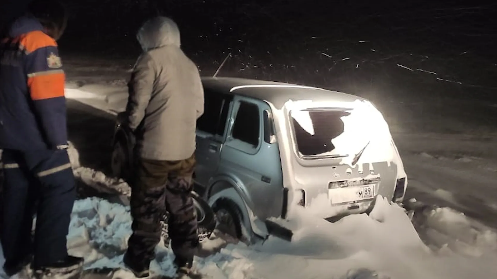 В Ямальском районе спасли людей, проведших три дня в застрявшей машине