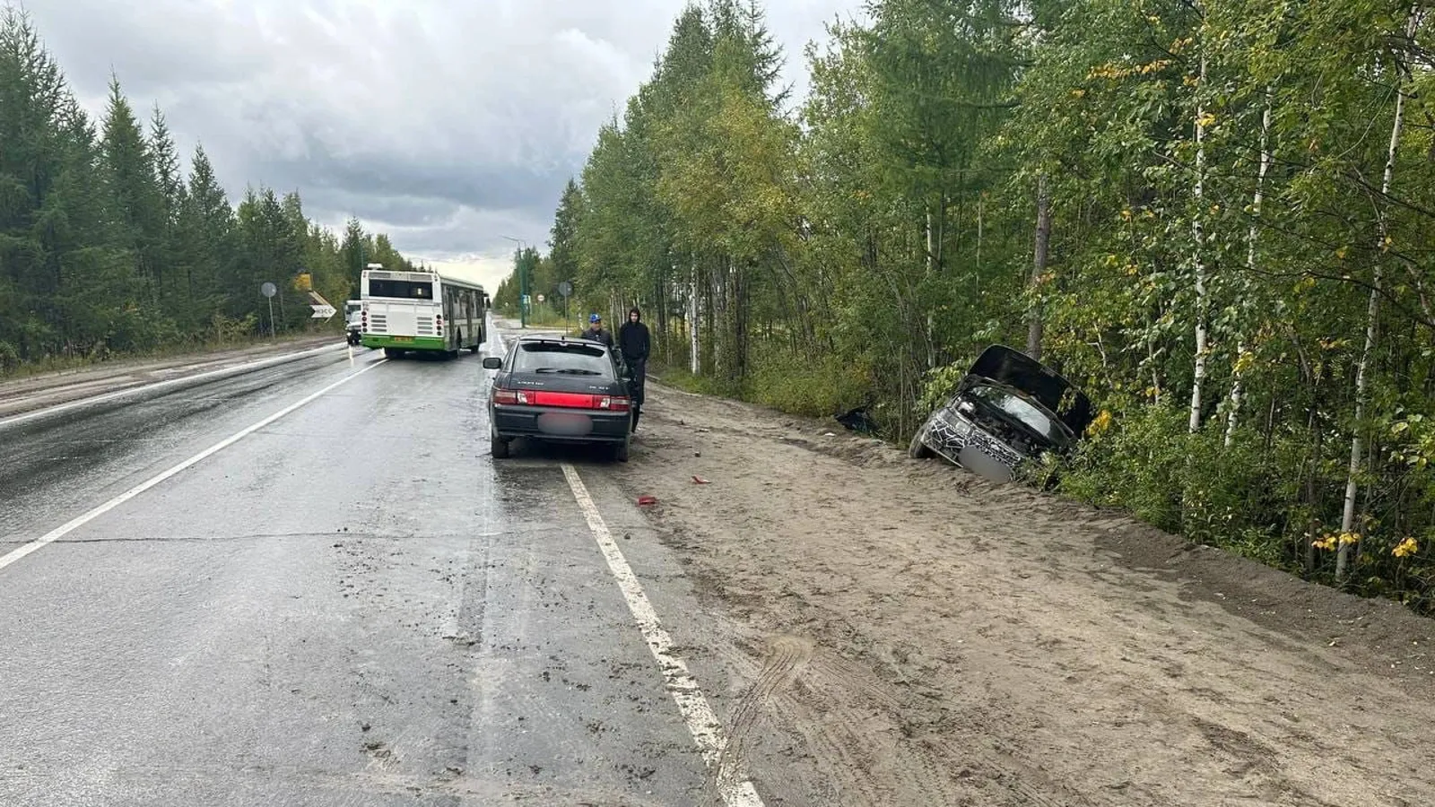 В Ноябрьске ВАЗ устроил ДТП на встречке и улетел в кювет. В больницу попали  двое | Ямал-Медиа