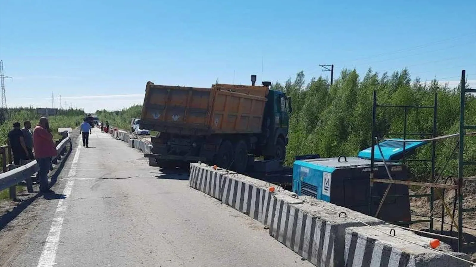 На Ямале в ДТП с грузовиком пострадал дорожный рабочий