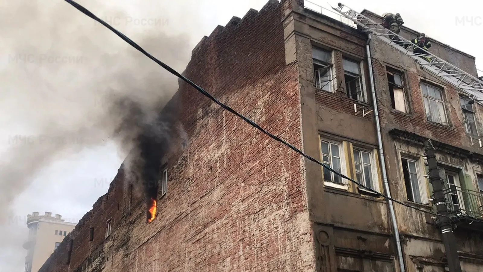 МЧС показало видео тушения особняка 1914 года в центре Ростова-на-Дону |  Ямал-Медиа