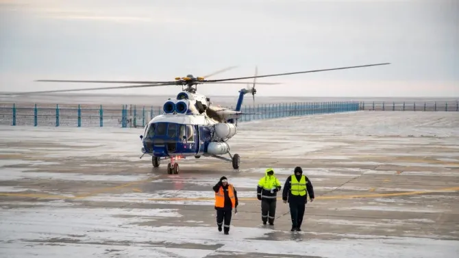 Красок Харасавэю добавляет яркая одежда сотрудников воздушной гавани. Фото: Дмитрий Эрнст/gazovik.info