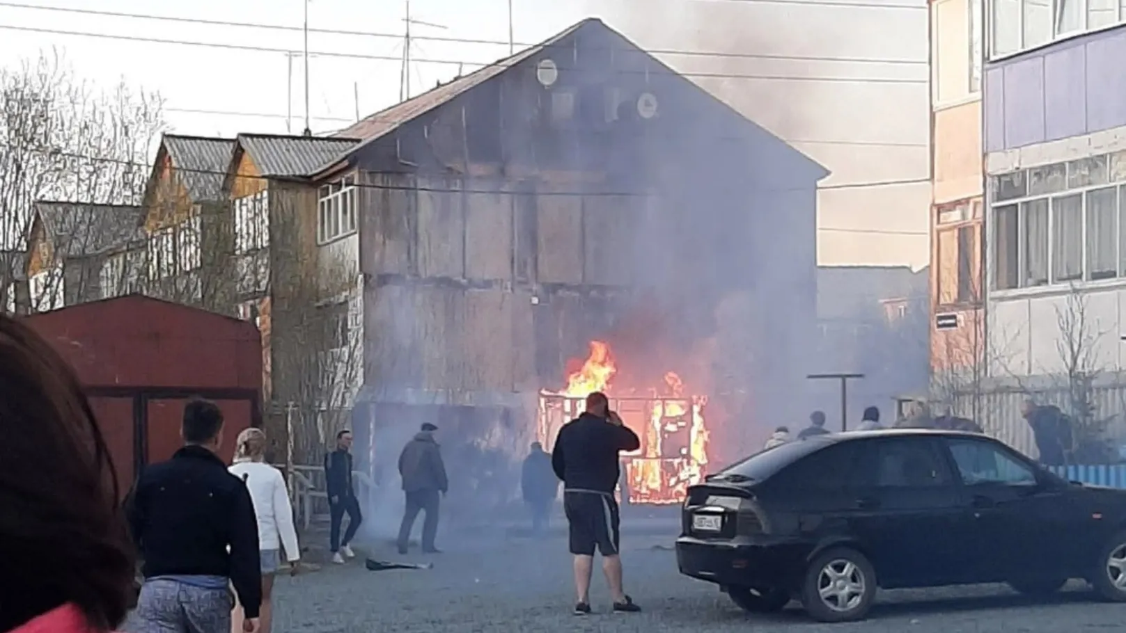 Пожар фото. Пожар в Лабытнангах. Сгоревшее здание. Пожар в городе. Лабытнанги инфо объявления