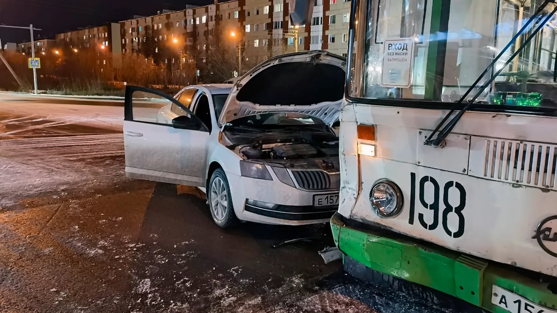 Иномарка и автобус столкнулись в Новом Уренгое | Ямал-Медиа