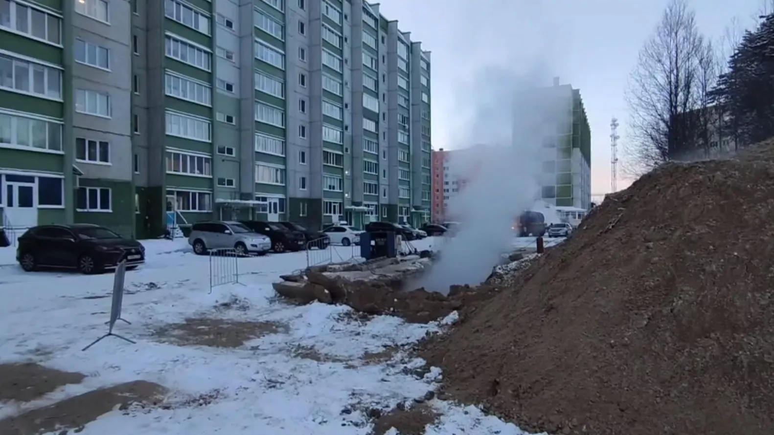 Припаркованное авто перекрыло доступ к месту аварии на теплотрассе в  Ноябрьске. Владельца машины искал весь город | Ямал-Медиа