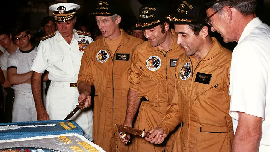 Источник фото: Сернан, Эванс и Шмитт (слева направо) разрезают «Торт Возвращения» / NASA