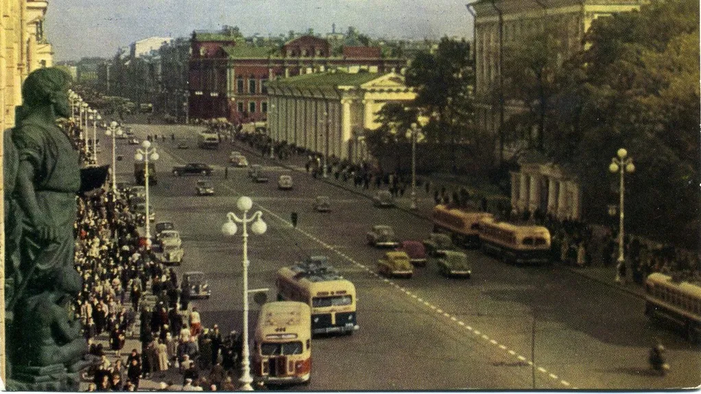 Невский проспект, Ленинград. Почтовая открытка издательства «Лениздат», 1967 год, по фотографии Ильи Голанда/russiainphoto.ru