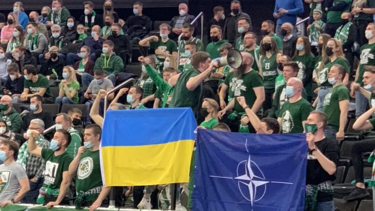 Фанаты «Жальгириса» с флагами Украины и НАТО на игре Евролиги с командой «Црвена Звезда» / vk.com/ofnews