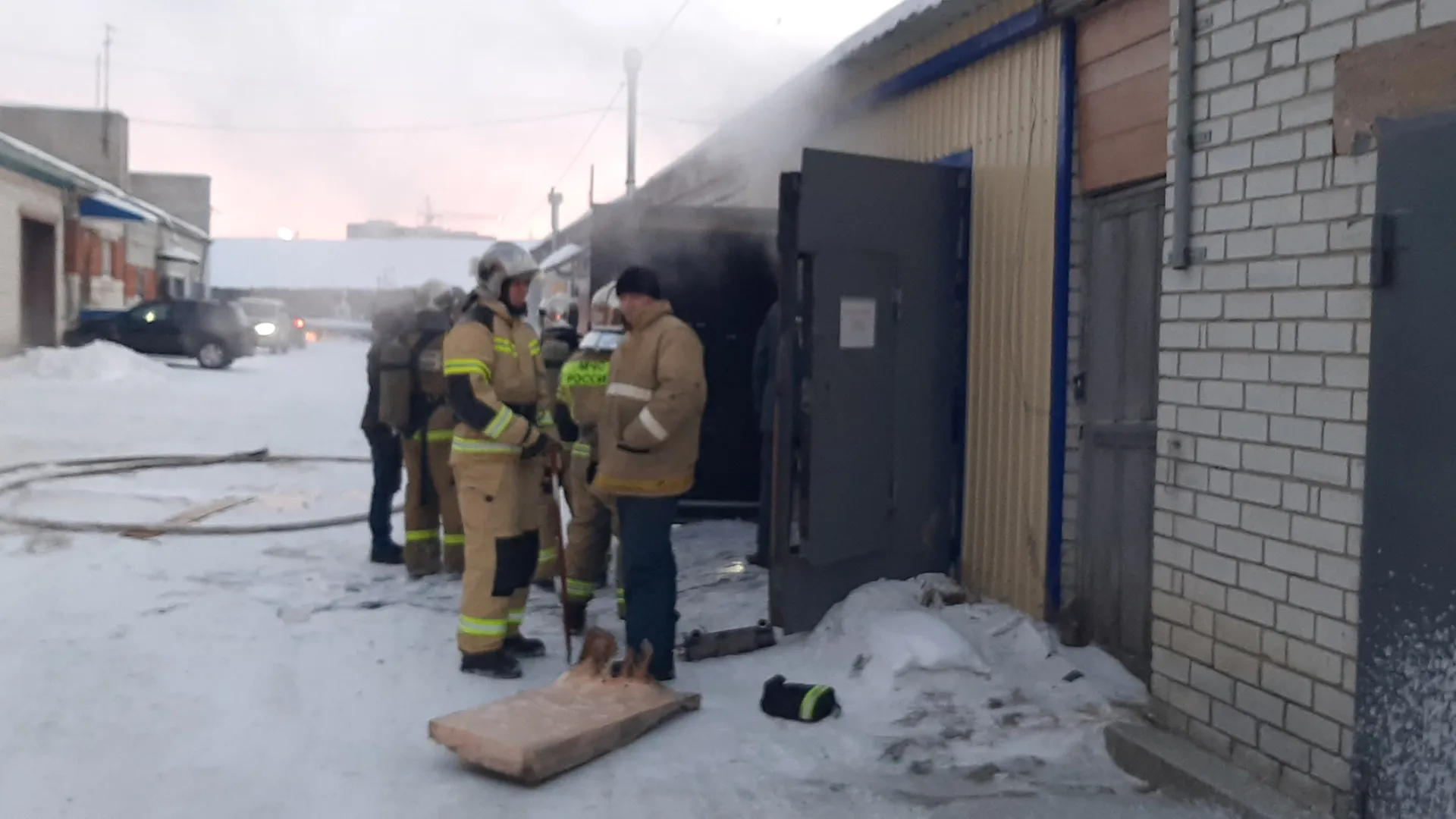 Пожар уничтожил гараж со снегоходом и едва не перекинулся на дом в  Катравоже | Ямал-Медиа