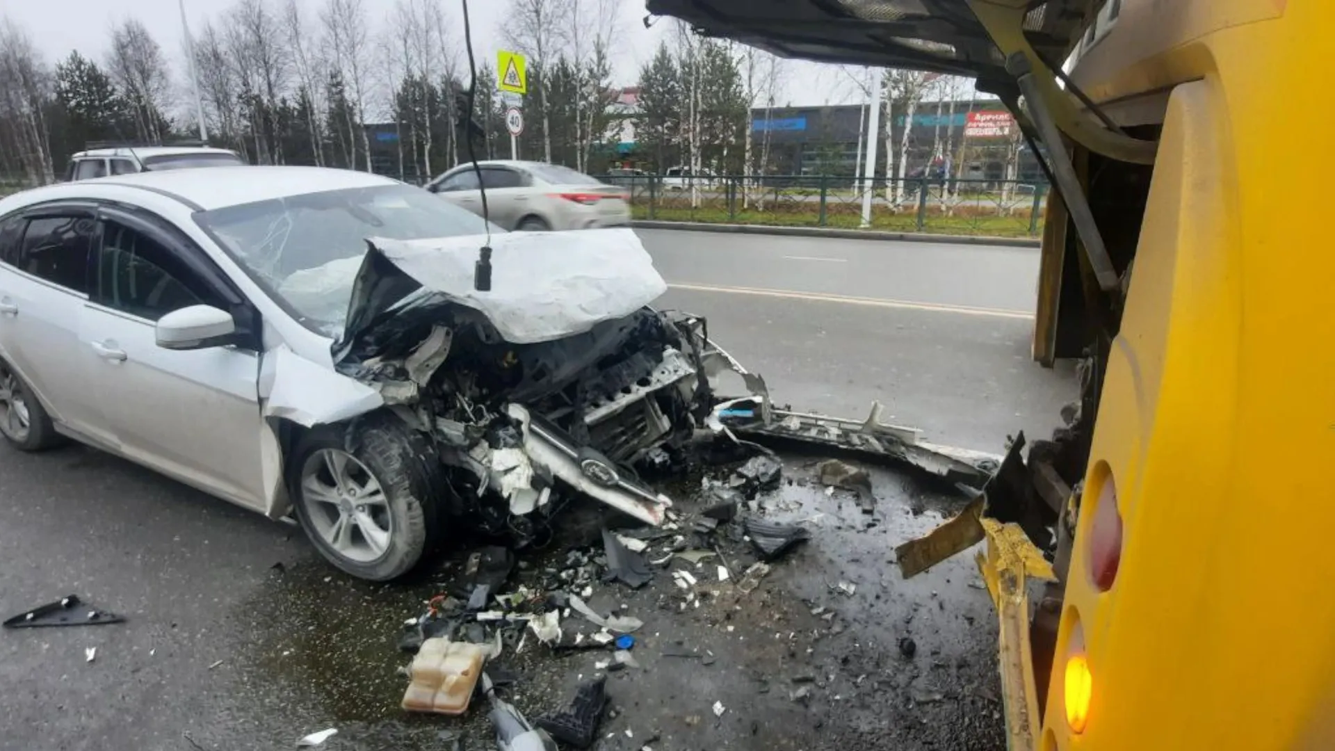 В Ноябрьске Ford влетел в автобус, водитель легковушки в больнице |  Ямал-Медиа