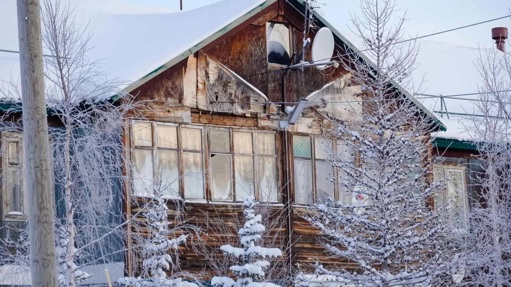 Дом в деревянном исполнении в мороз.  Фото: Юлия Чудинова / «Ямал-Медиа»