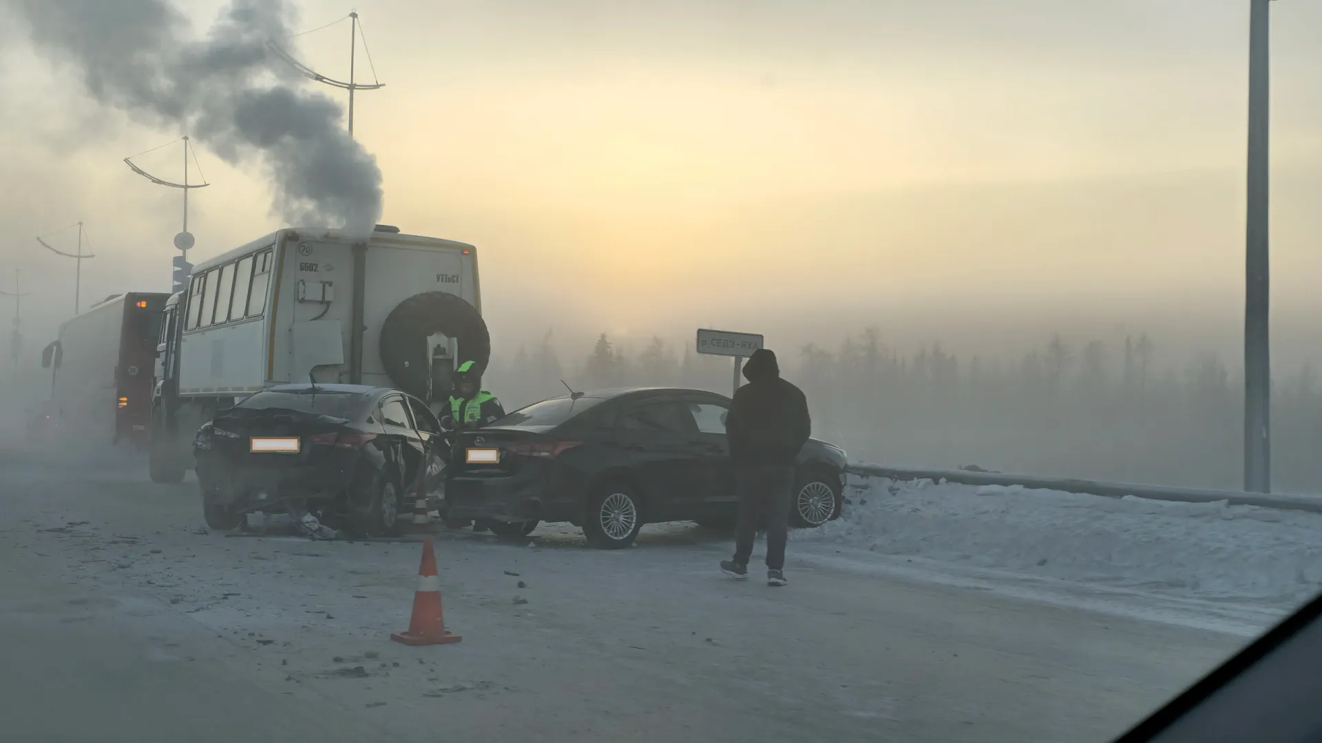 Авария затруднила движение машин на мосту в Новом Уренгое | Ямал-Медиа