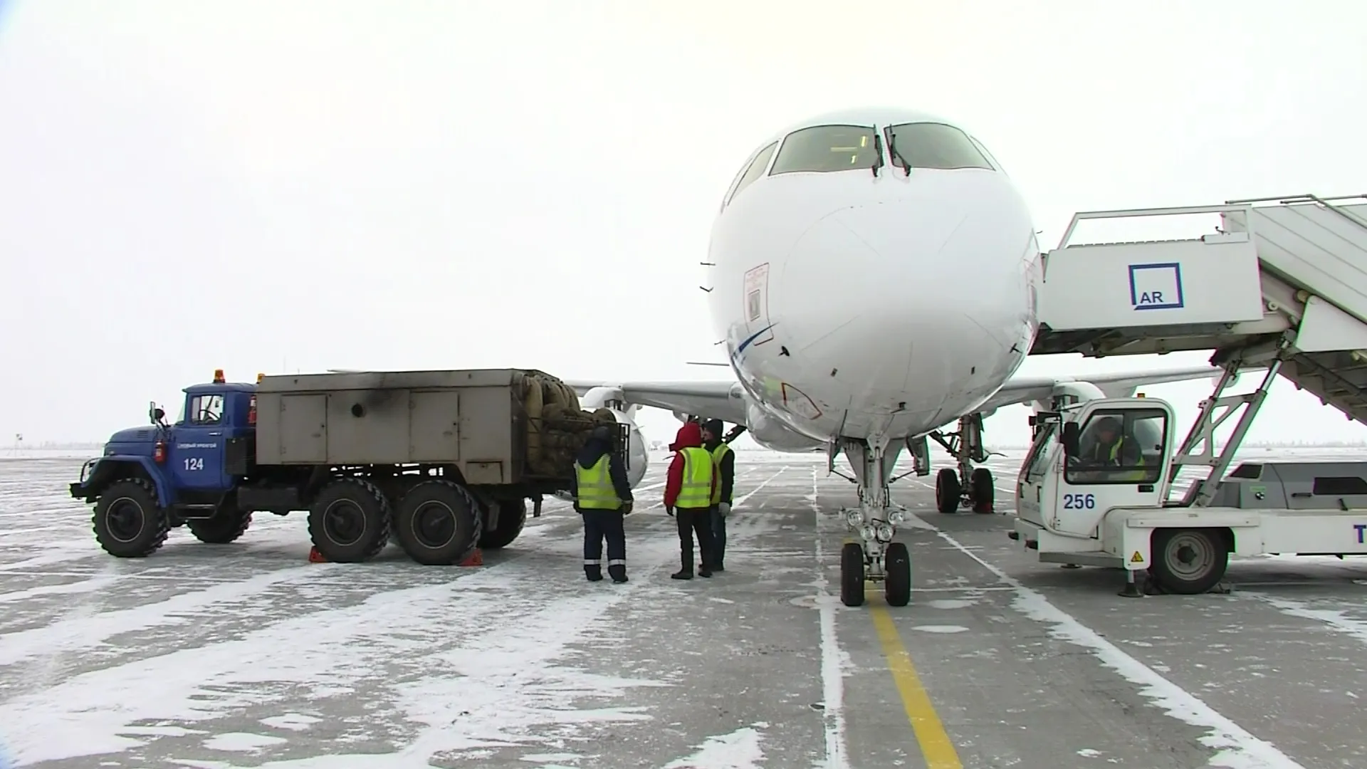 Уренгой бугульма рейс. SSJ 100 Ямал. Авиарейсы новый Уренгой - Чебоксары. Взлет новый Уренгой. Yamal 202 (49e).