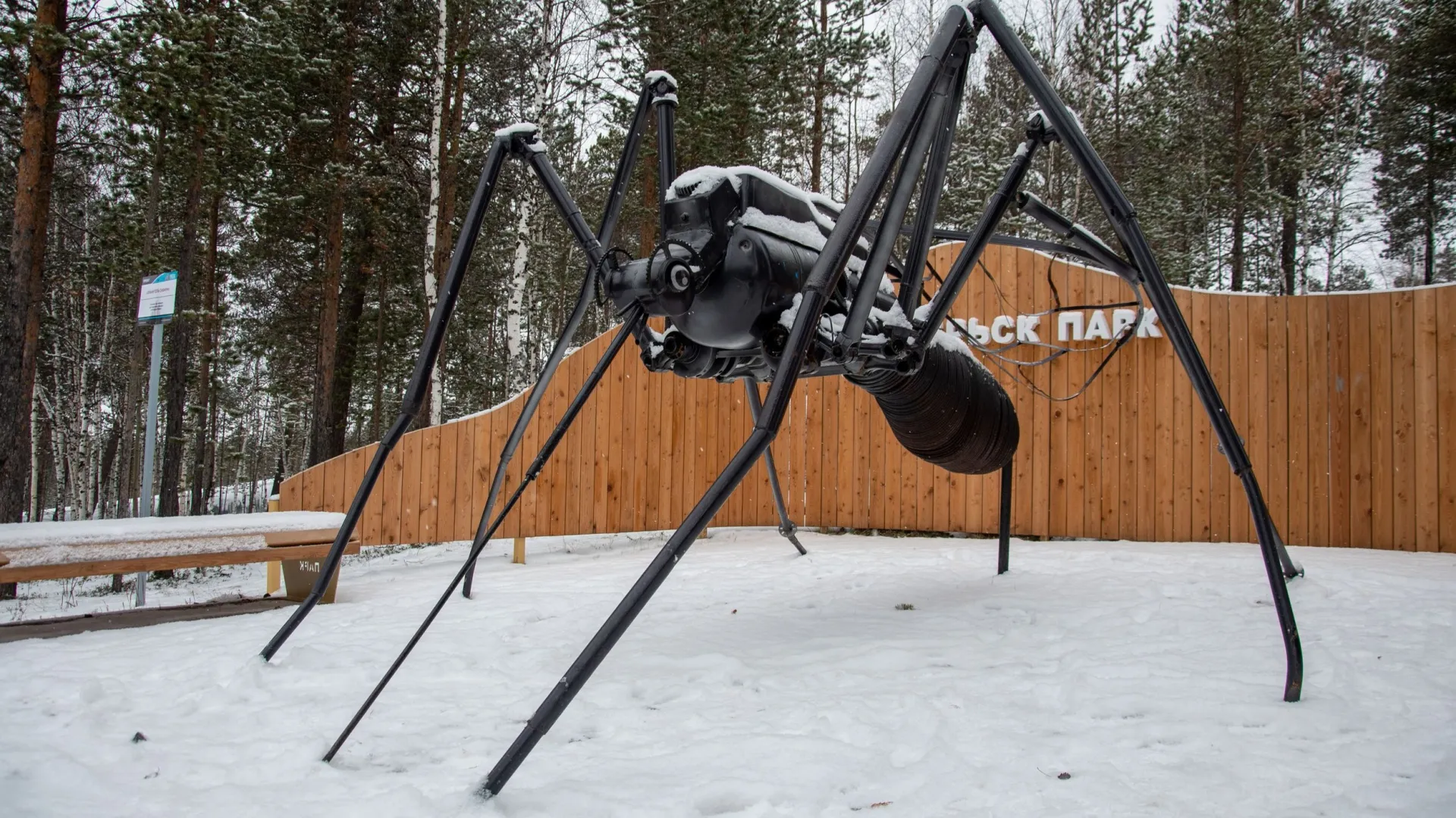 Скульпутра комара стала популярной достопримечательностью Ноябрьска. Фото: Юрий Здебский / «Ямал-Медиа»