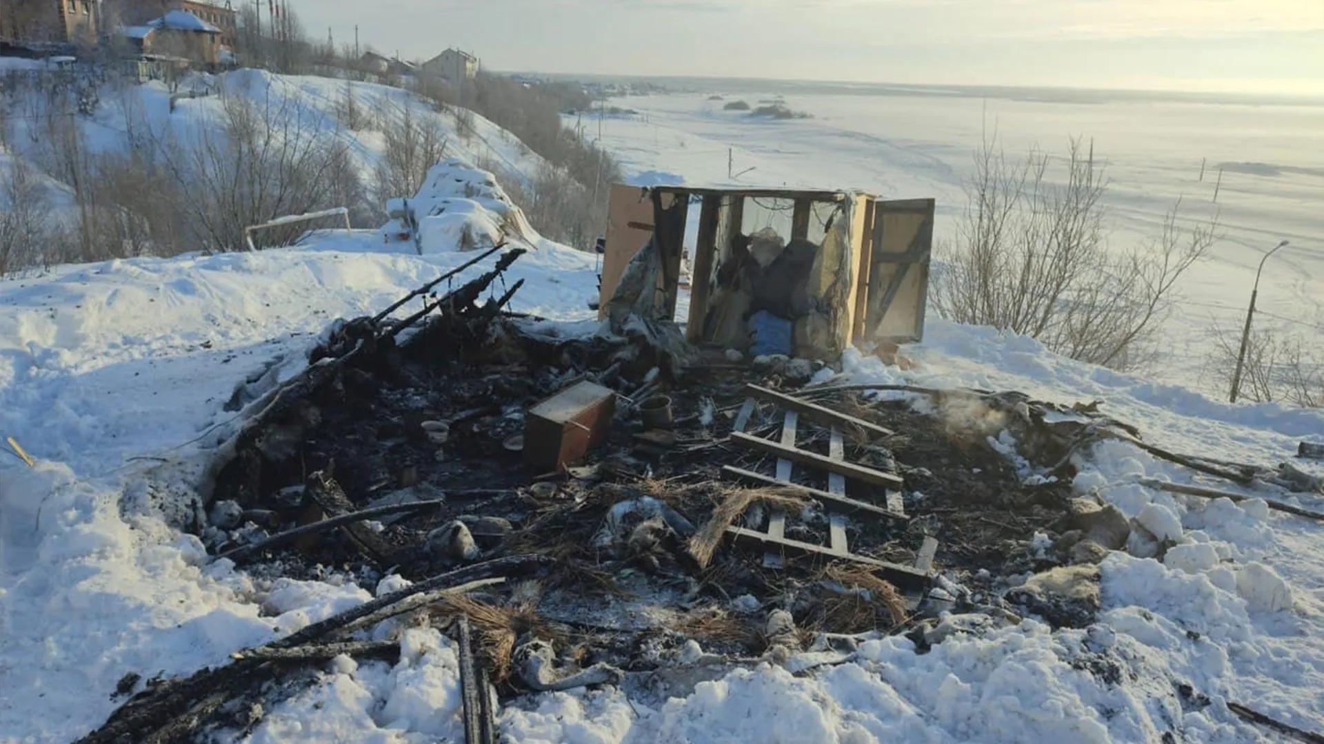 В Салехарде сгорел стоявший во дворе дома чум | Ямал-Медиа