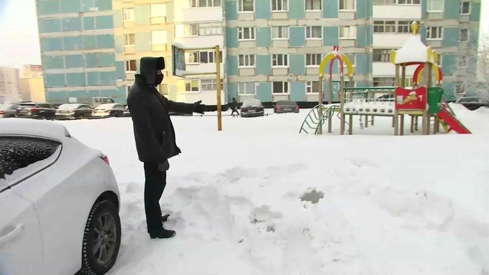 В Новом Уренгое общественники проверили, как чистят снег во дворах |  Ямал-Медиа