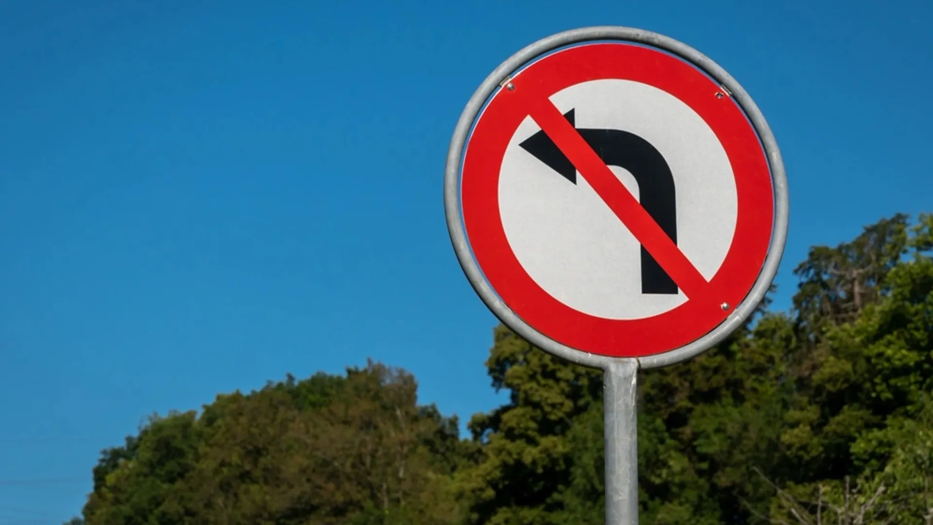 Дорожные знаки. Дорожные знаки в Италии. Дорожные знаки поворот налево запрещен. Дорожные знаки Великобритании.