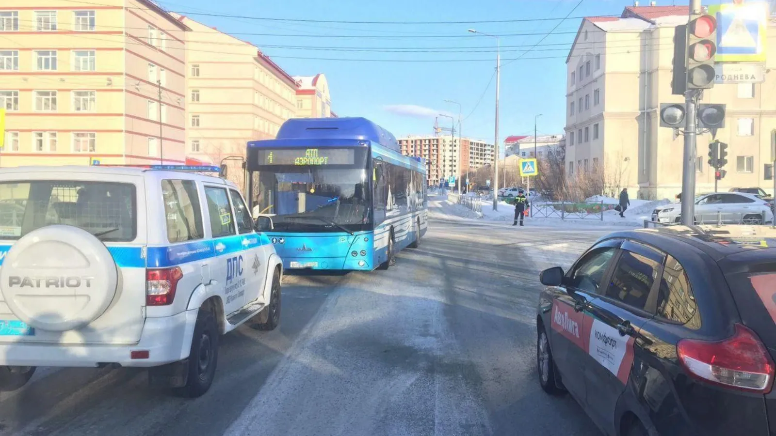 В Салехарде школьница выбежала на проезжую часть и попала под колеса  автобуса | Ямал-Медиа