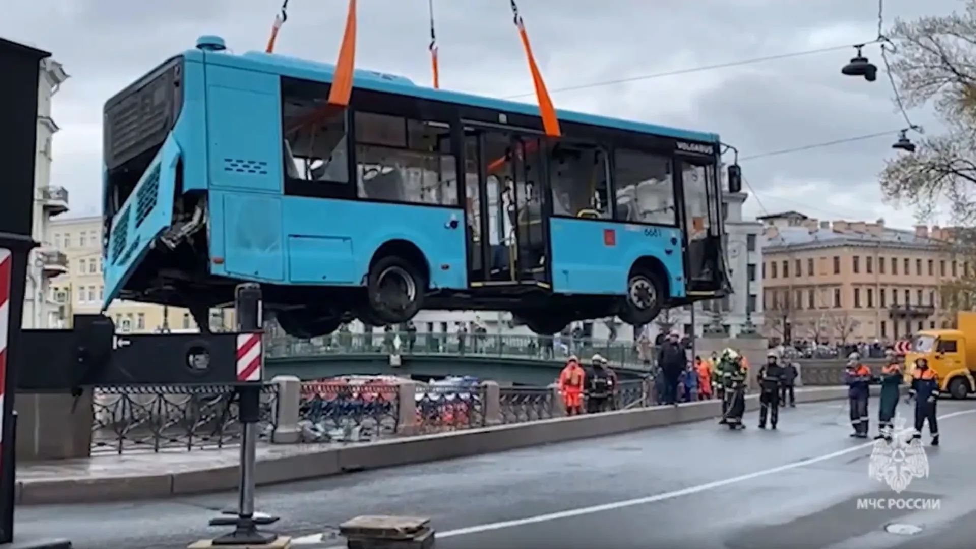 В Петербурге полиция задержала водителя упавшего в Мойку пассажирского  автобуса | Ямал-Медиа