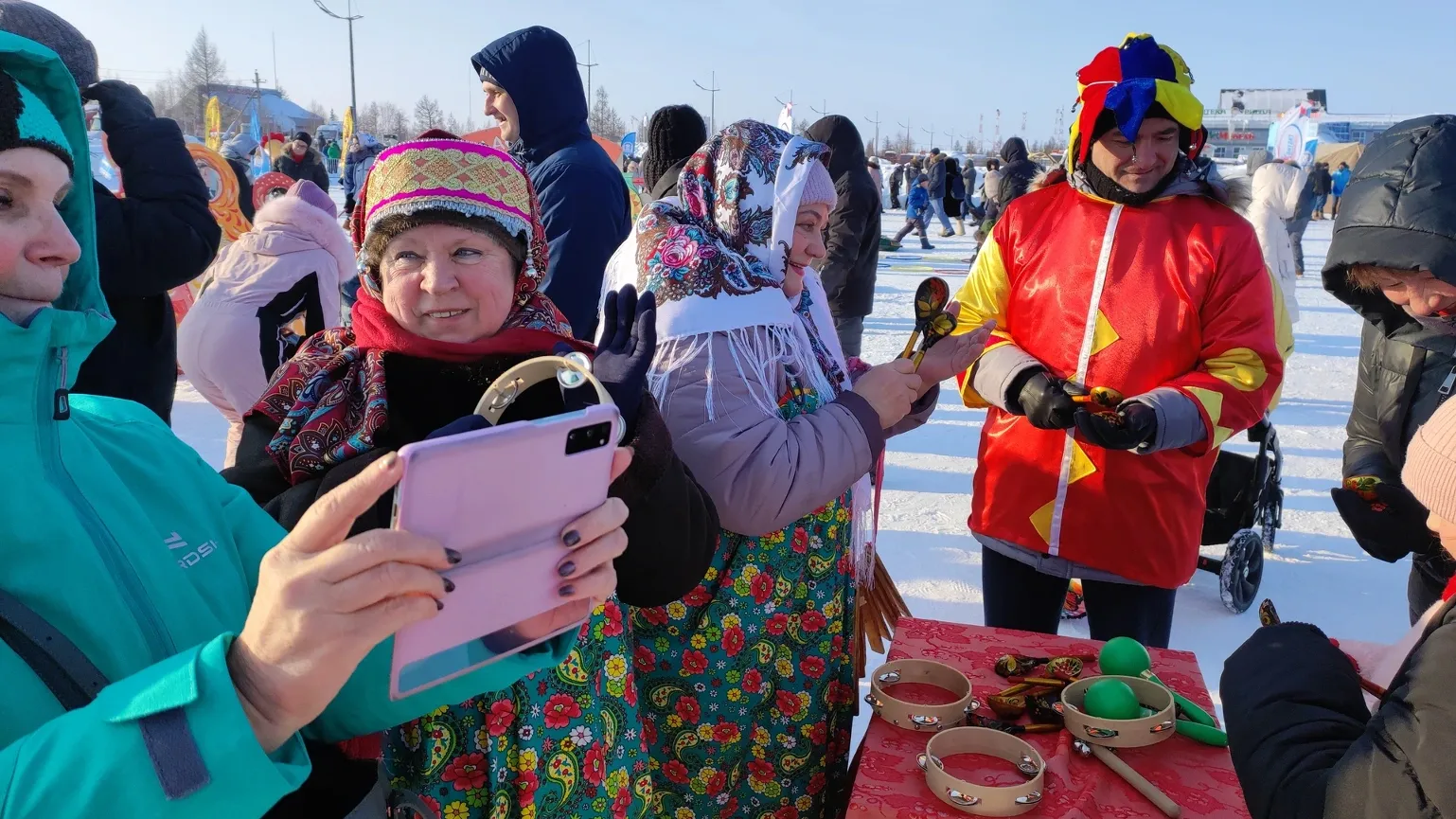 Широкая Масленица: новоуренгойцы сыграли на ложках, метали валенки и  залезли на столб за ноутбуком | Ямал-Медиа