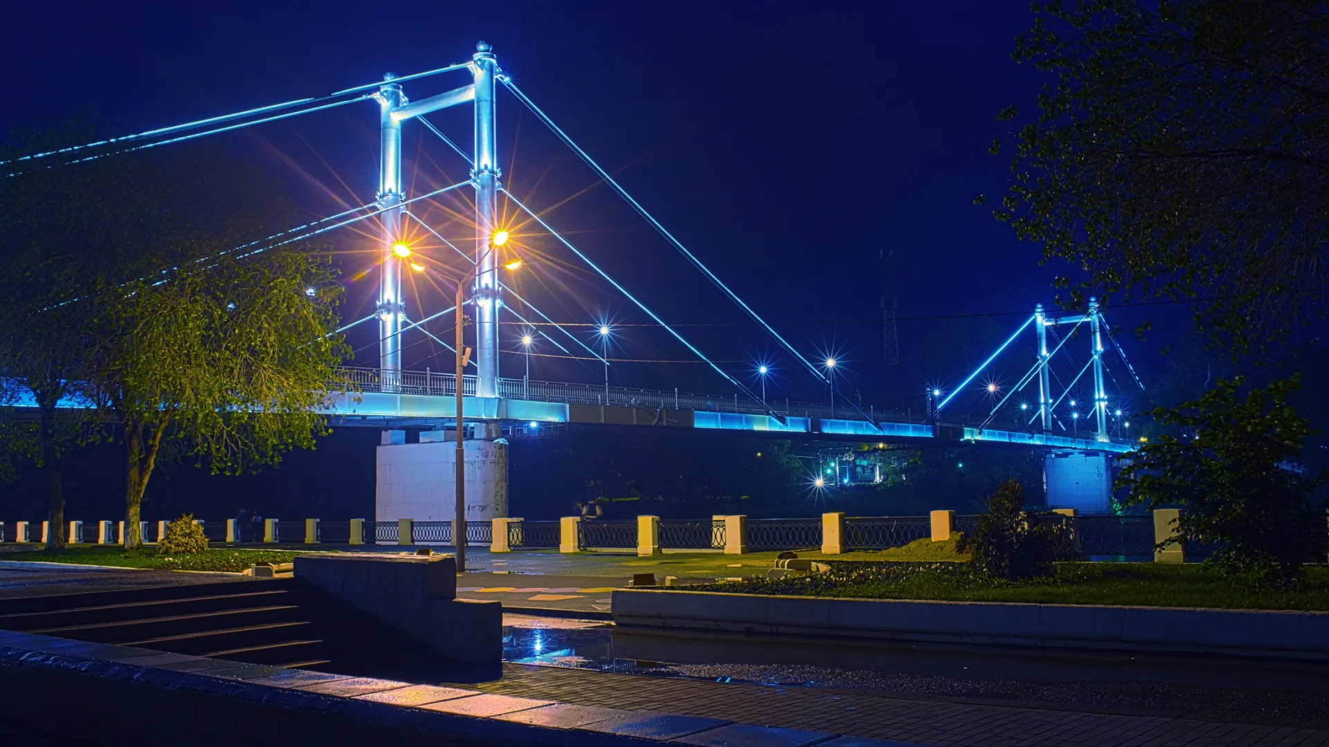 Пешеходный мост через Урал в Оренбурге. Фото: Vadim Orlov/Shutterstock/Fotodom
