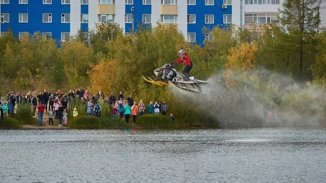 Показательные выступления на воде начали практиковать в нулевые годы, с тех пор гонки превратились в официальный турнир, сложность трассы наращивается за счет зигзагов и трамплинов. Фото: urengoy-dobycha.gazprom.ru