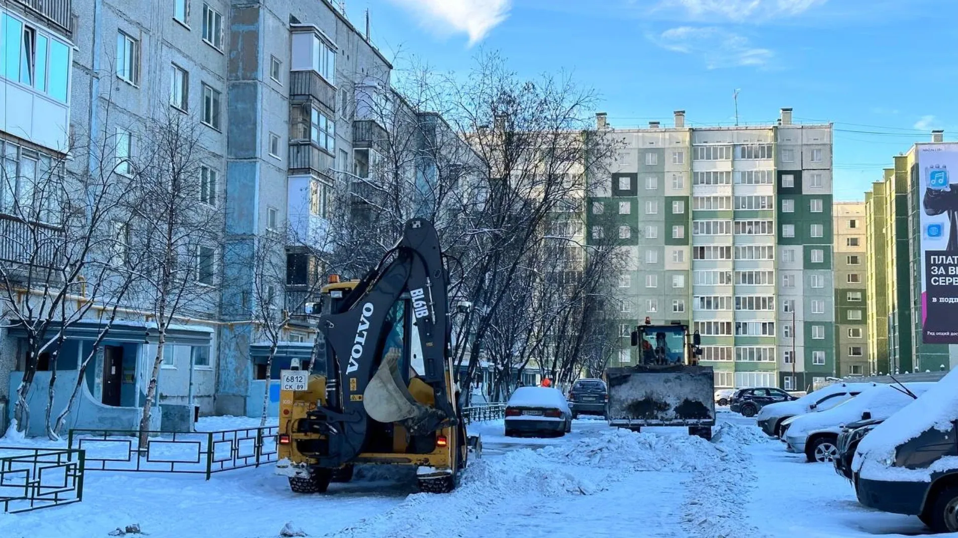 Хаотично припаркованные автомобили мешают дорожникам Нового Уренгоя чистить  дворы | Ямал-Медиа