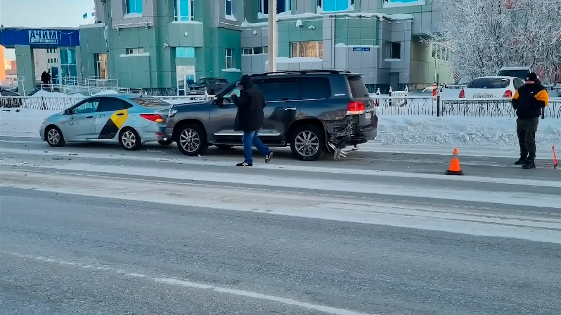 В Новом Уренгое столкнулись четыре иномарки