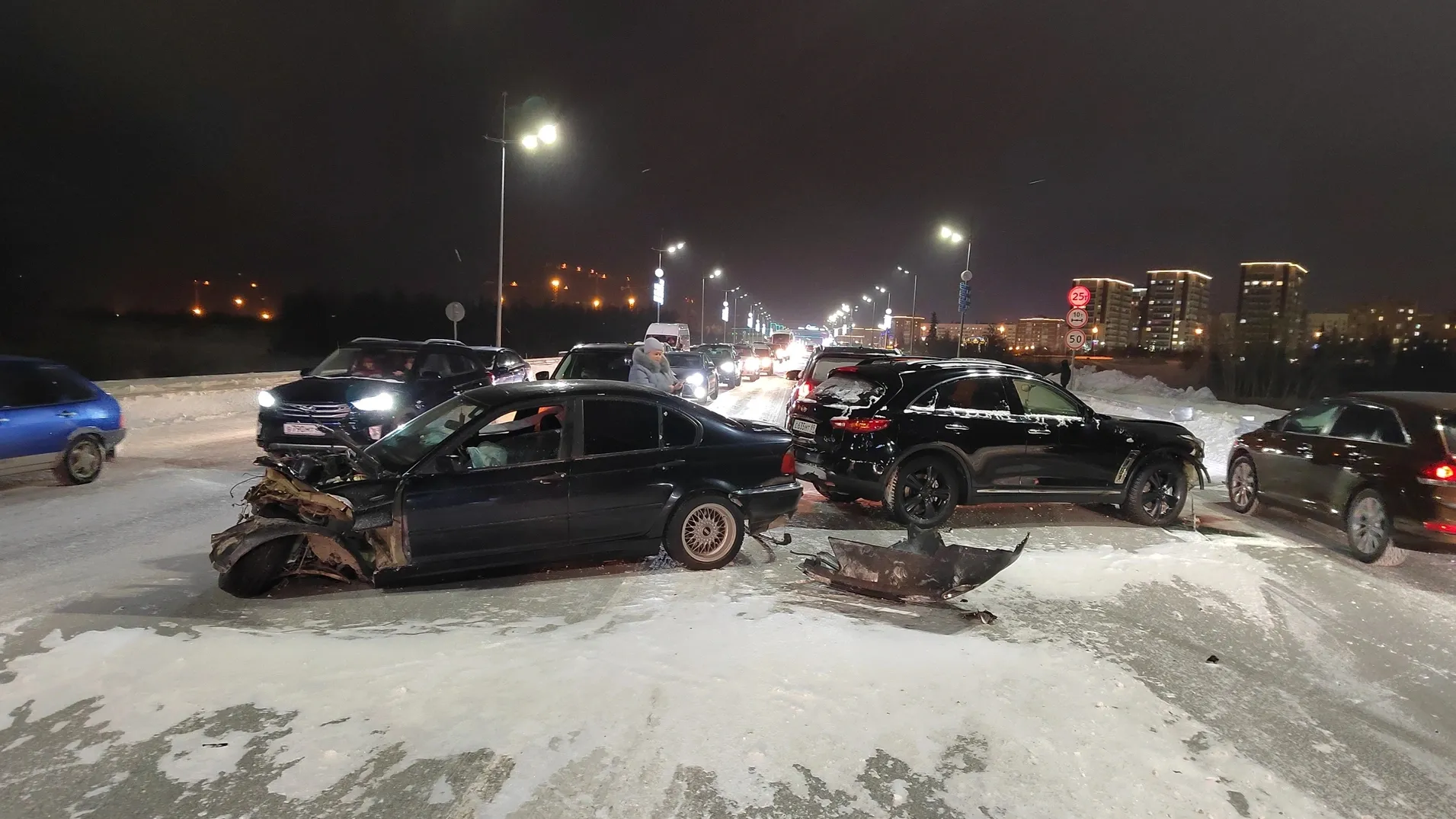 В Новом Уренгое столкнулись четыре автомобиля, трех человек доставили в  приемный покой | Ямал-Медиа